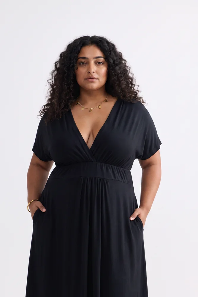 Flowy A-Line Maxi Dress with Side Slits in Black 4