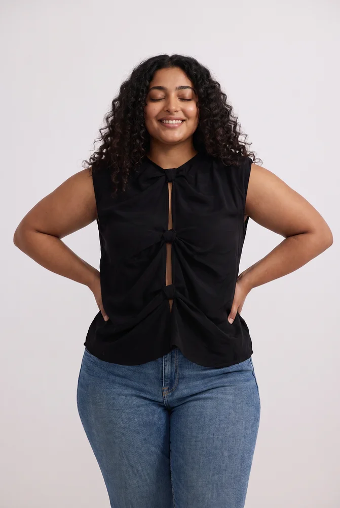 The Knot-so-Basic Top in Black 4
