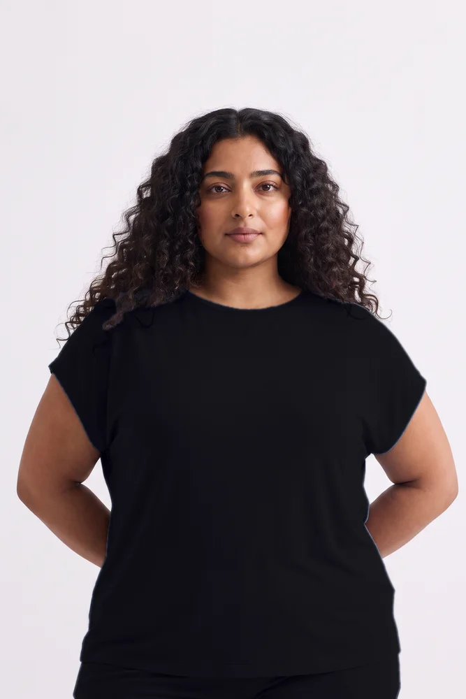 Relaxed Tee in Black 3