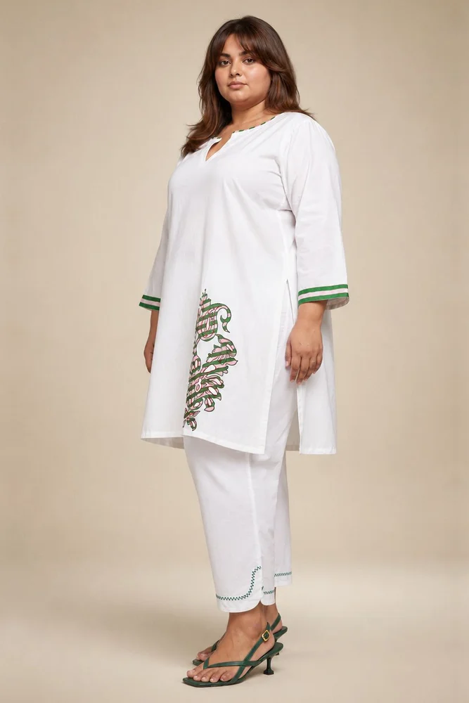 White Short Kurta With Embroidery Paired With Matching Pants With Curved Hemline 3