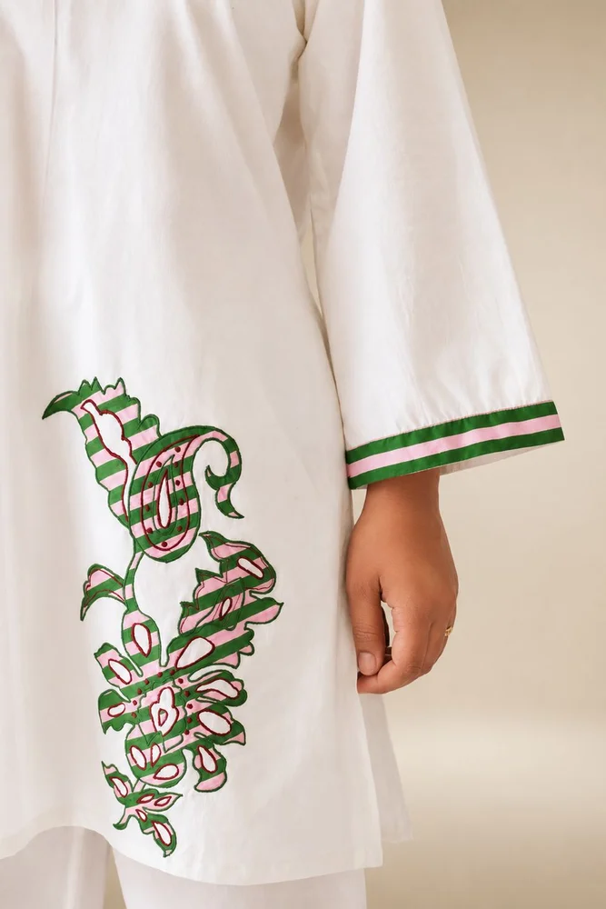 White Short Kurta With Embroidery Paired With Matching Pants With Curved Hemline 4