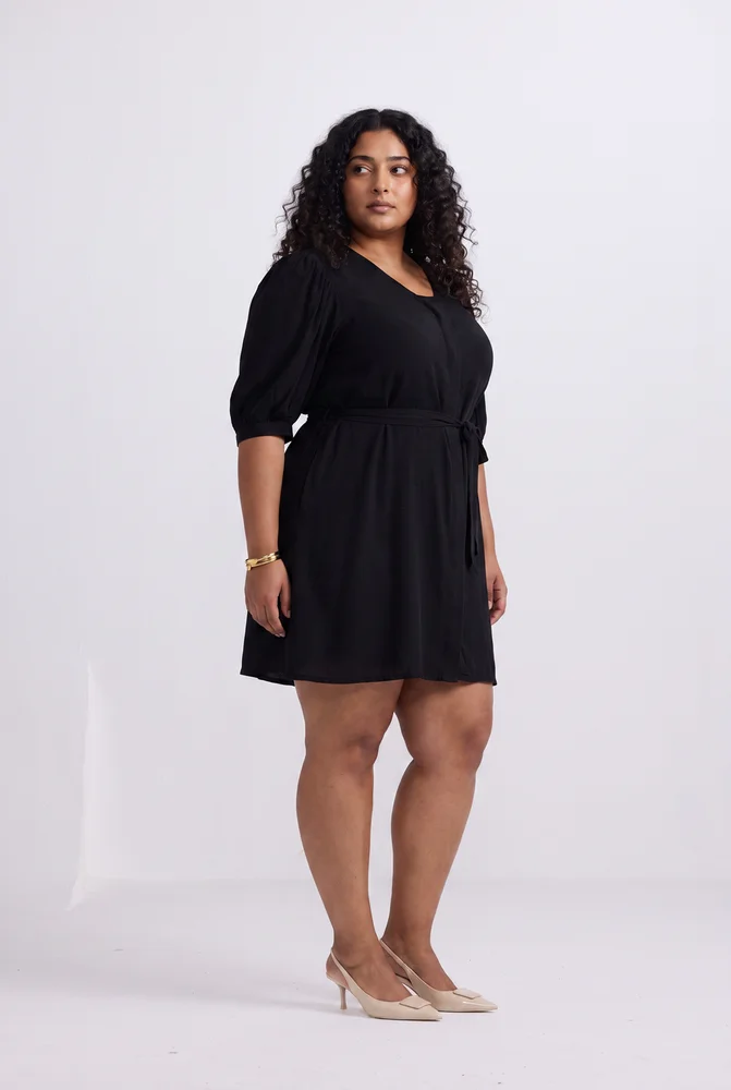 Short Dress with a Waist-tie in Black 4